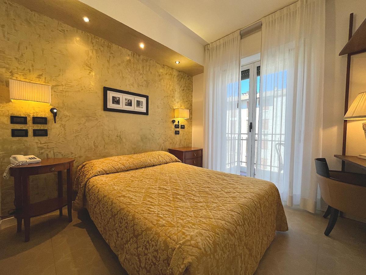 Hotel Regina Градо Екстериор снимка