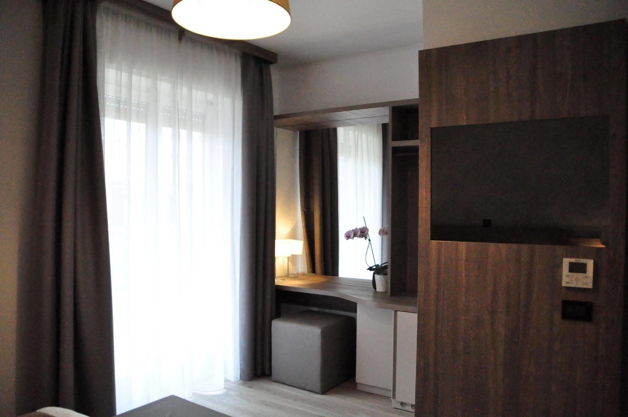 Hotel Regina Градо Екстериор снимка