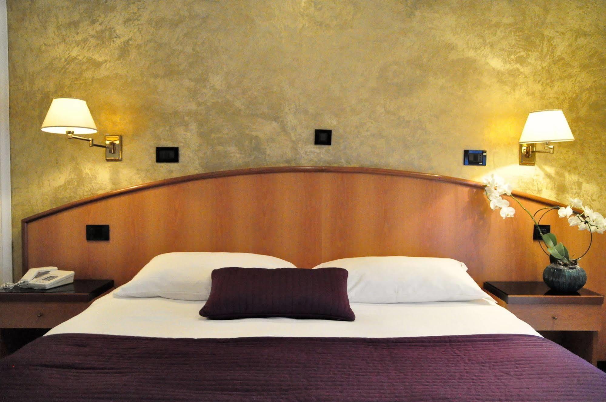 Hotel Regina Градо Екстериор снимка