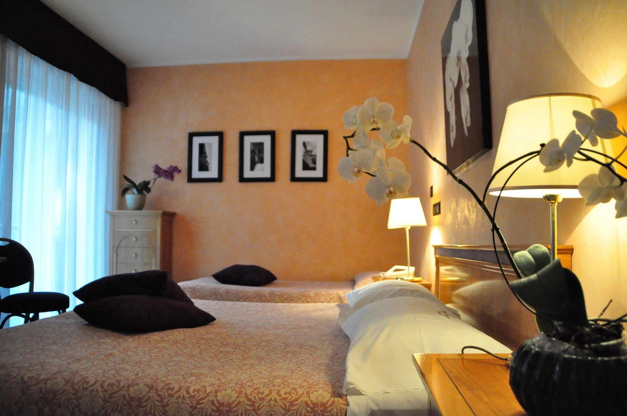 Hotel Regina Градо Екстериор снимка