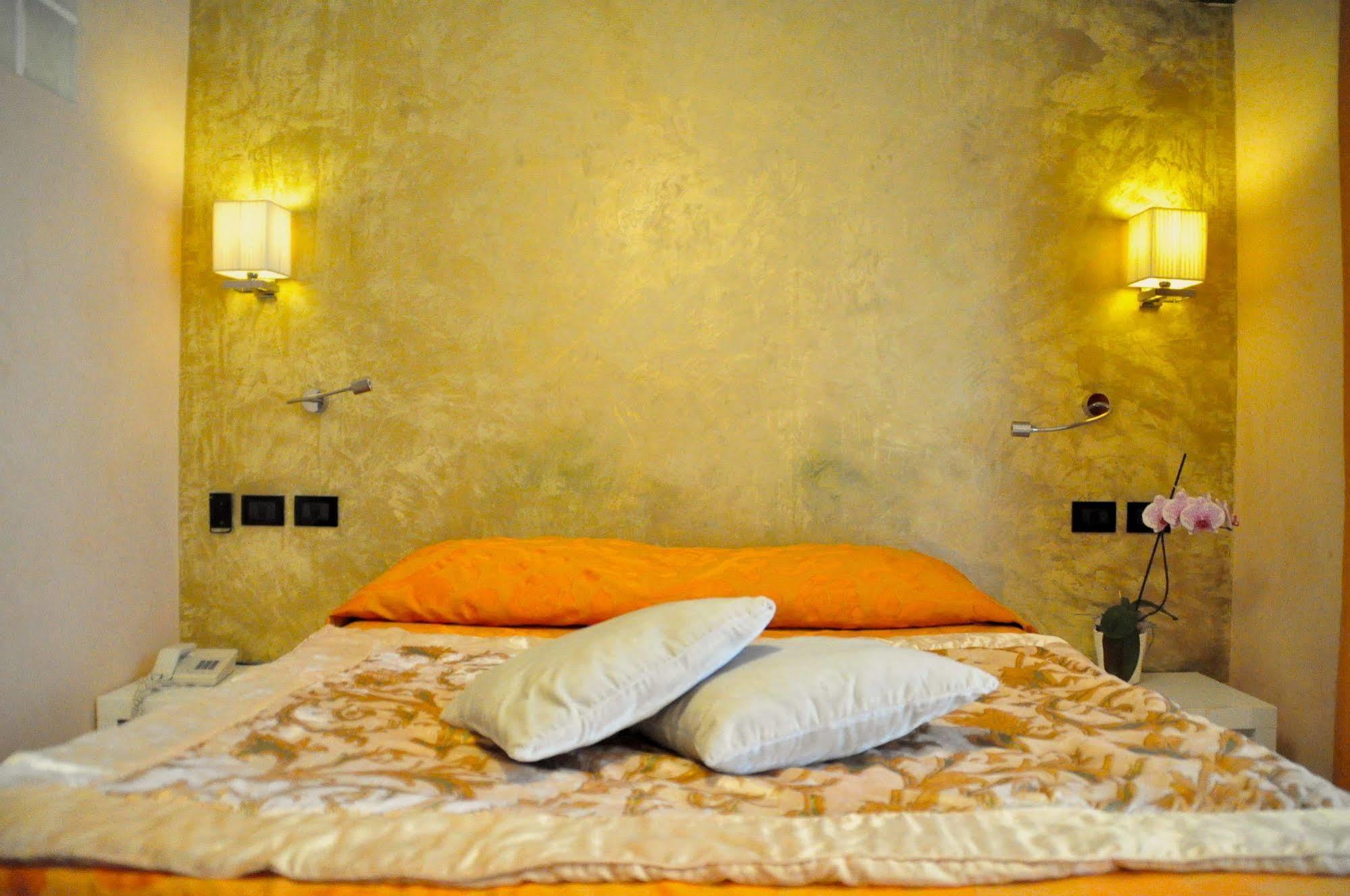 Hotel Regina Градо Екстериор снимка