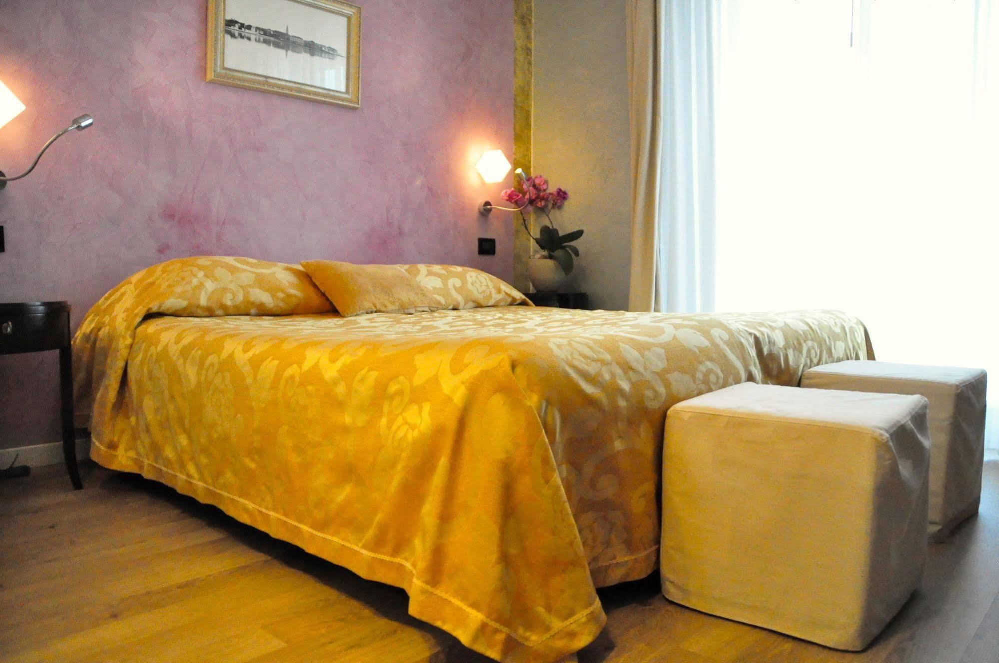 Hotel Regina Градо Екстериор снимка