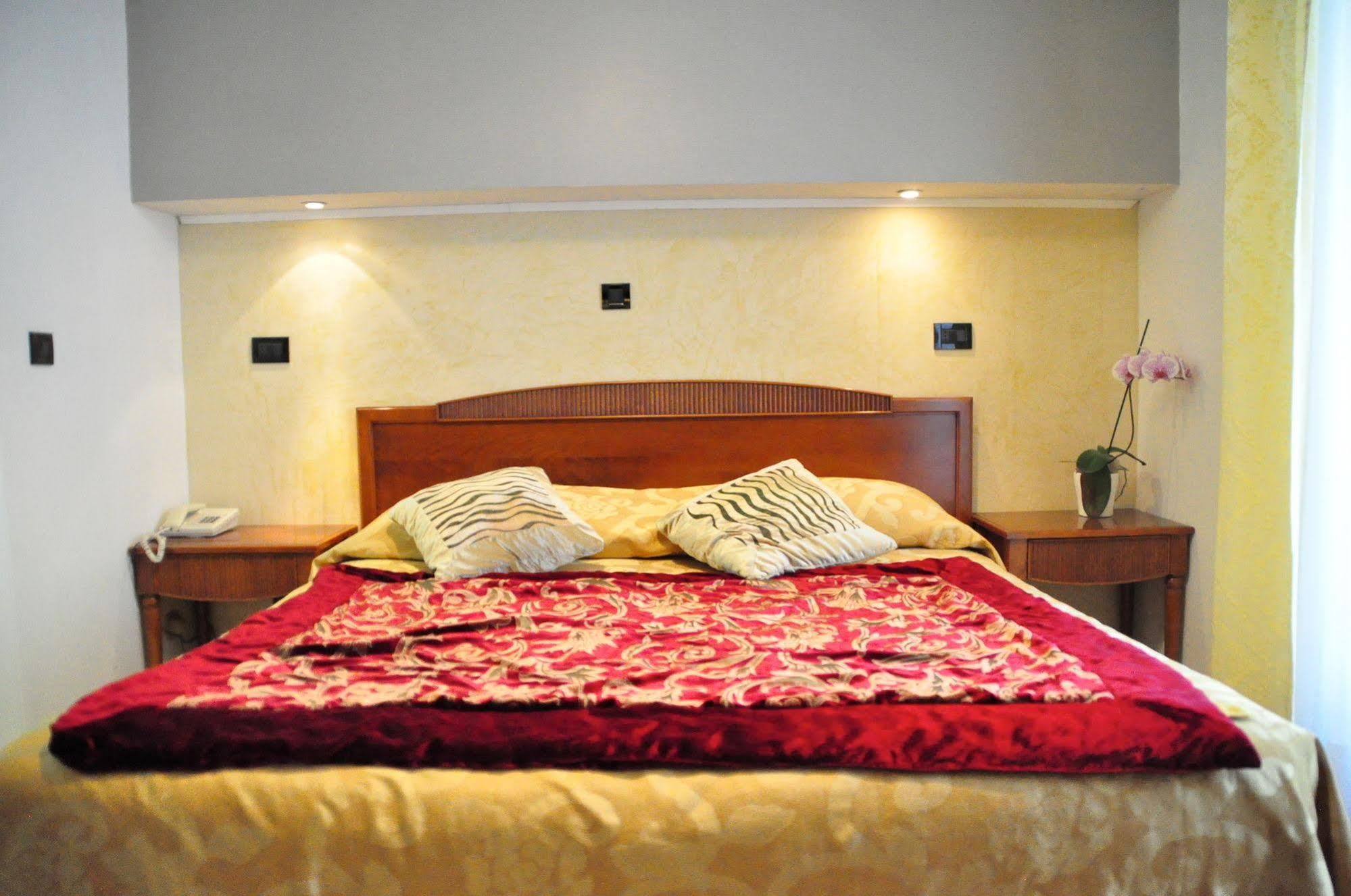 Hotel Regina Градо Екстериор снимка